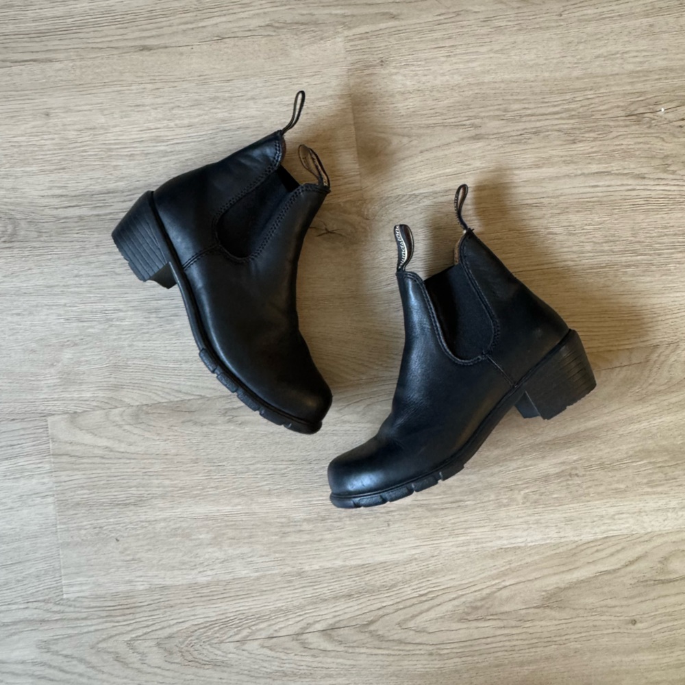 Leather blundstone heeled ankle bootiws
